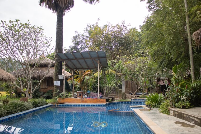 泰國拜縣 | 被驚艷到！Buzzas @ Pai Chan 青旅 享受泳池、涼亭、營火- chillpotato.com