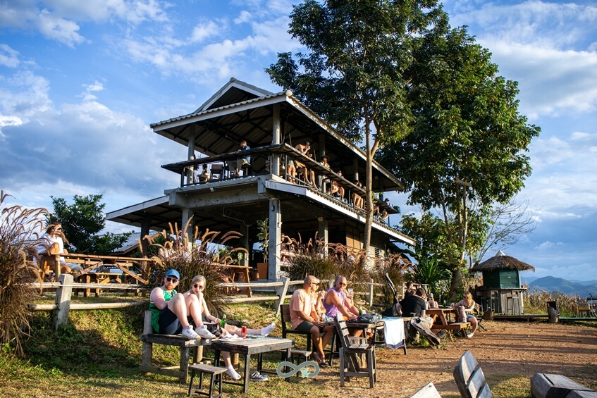 泰國拜縣 | Two Huts Pai 氣氛最好的日落咖啡店 🌄 - chillpotato.com
