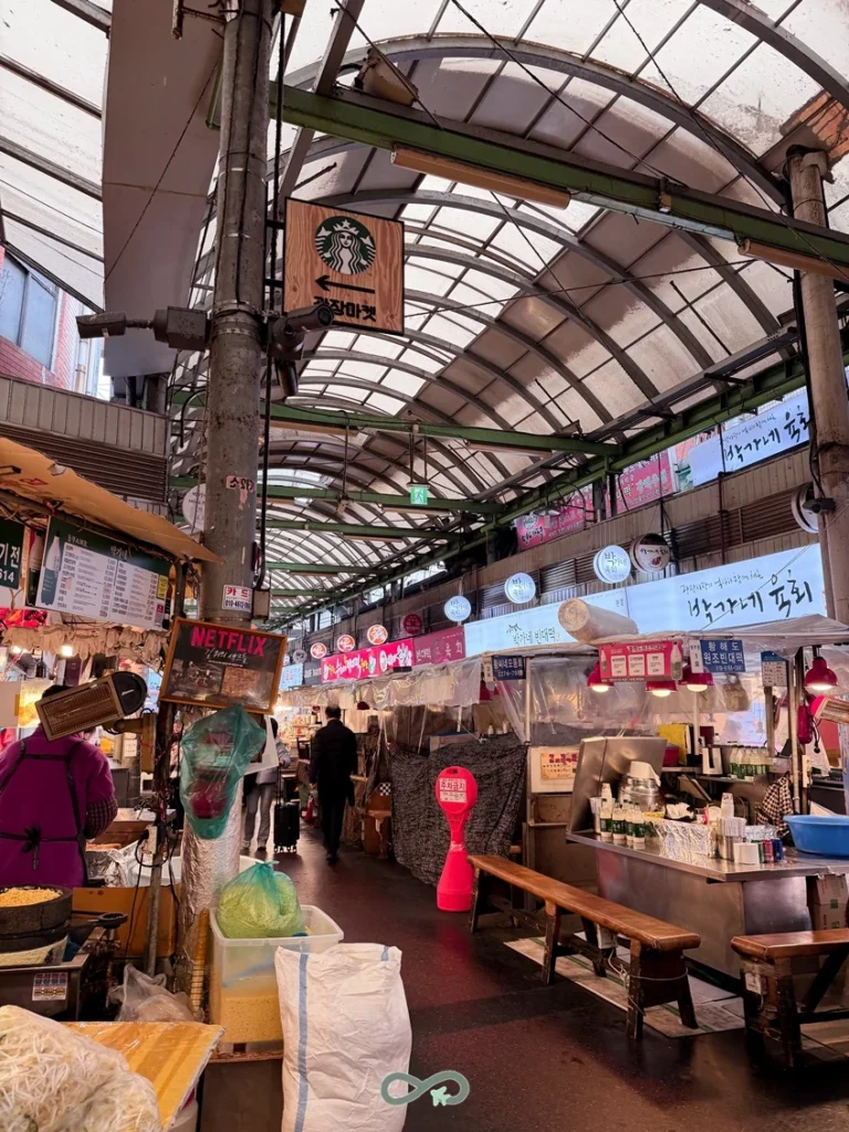 廣藏市場-室內拱廊攤位走道全景-광장시장 내부