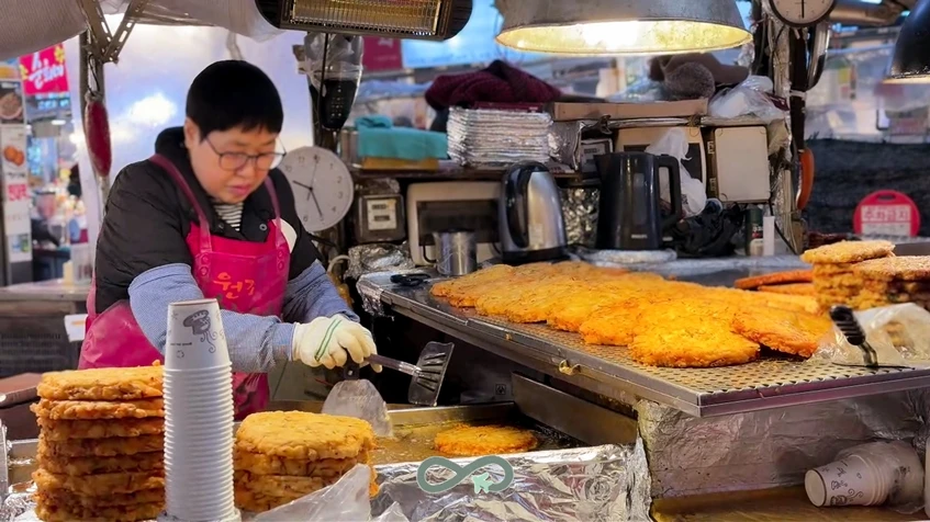 廣藏市場-現炸綠豆煎餅攤位-빈대떡 가게